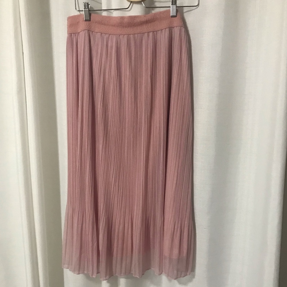 Mid-length pleated skirt
